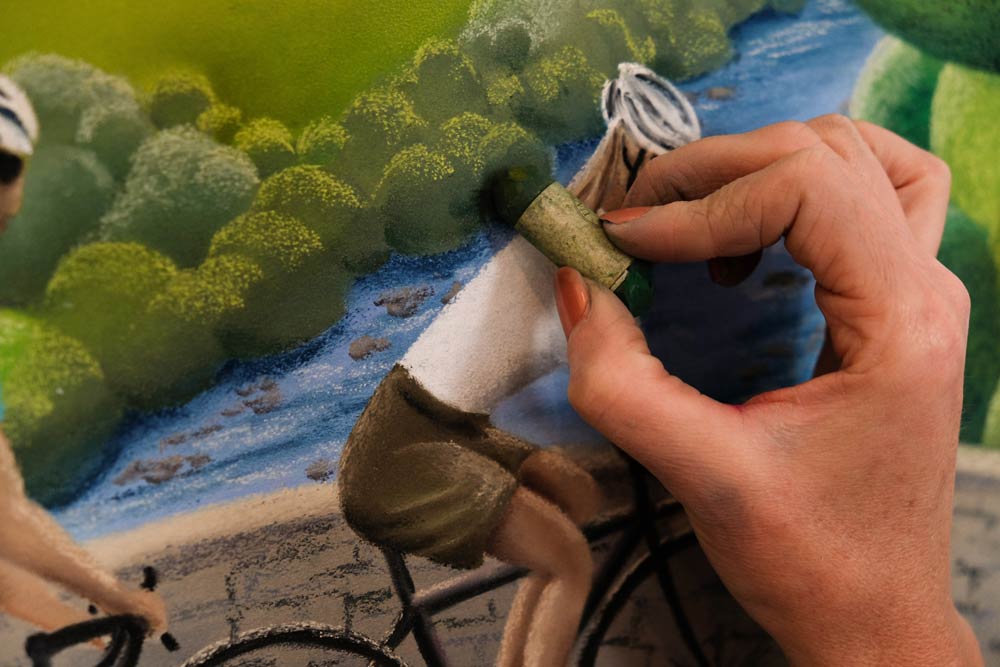New Lucy Pittaway 18 Set 3 Lucy Pittaway applying green pastel to her painting.